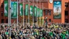 Tausende Fans versammeln sich am Spieltag vor der markanten Ziegelfassade des Celtic-Football-Club-Stadioneingangs rund um die Vereinsstatuen.